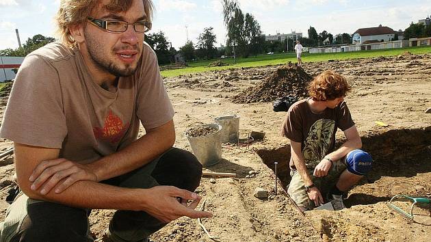 ARCHEOLOGICKÝM PRŮZKUMEM, který provádějí pracovníci českolipského Vlastivědného muzea, odstartovala stavba nové víceúčelové sportovní haly v české Lípě.