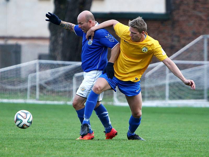 Loko Česká Lípa - Hrádek B 1:1. Zlatníček (Loko - ve žlutém) v souboji s Konrádem.