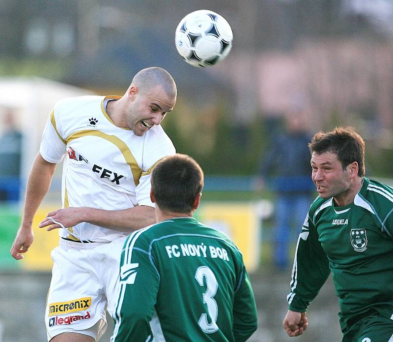Vedoucí FC Nový Bor si poradil s Pěnčínem, který porazil 2:1.
