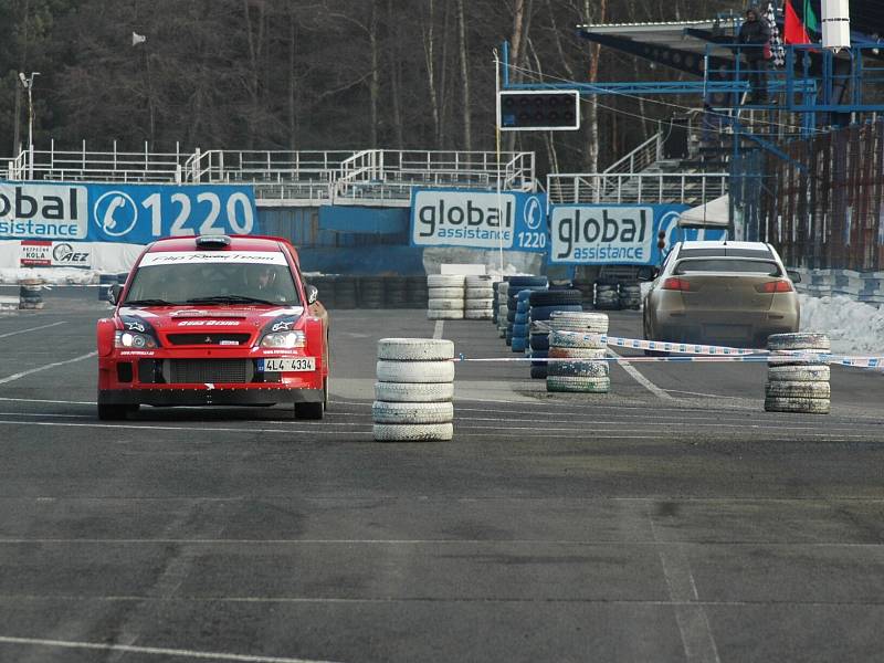 Na start čtvrtého dílu se postavilo dvaačtyřicet posádek, které si tak mohly vyzkoušet pocity účastníků Rally Bohemia nebo Setkání mistrů.