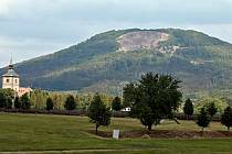 Pohled na kopec Tlustec poznamenaný těžbou kamene