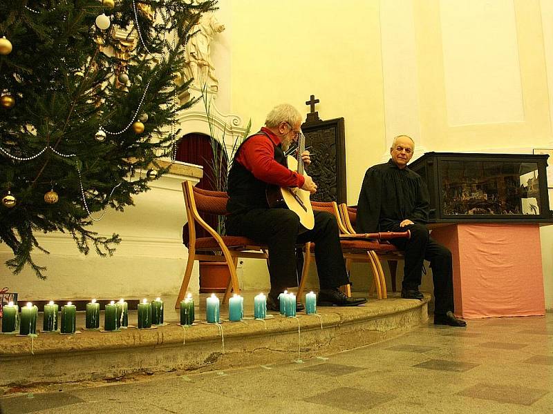 Příjemným tónům naslouchaly desítky lidí, kteří si nenechali ujít již tradiční vánoční kytarový recitál Štěpána Raka v českolipském muzeu. 