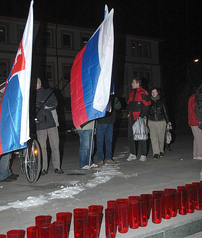 Proti zkreslování dějin přišlo před novoborské divadlo demonstrovat asi sedm desítek lidí. Transparenty, svíčky a vlajky měly vyjádřit nesouhlas s uvedením hry Jana Tichého 32 hodin mezi psem a vlkem.