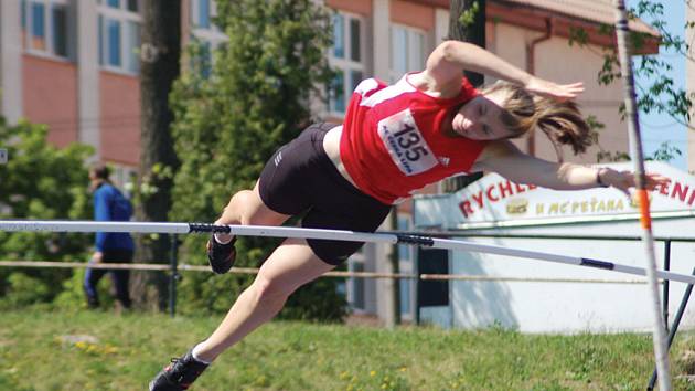 Lucie Vaníčková  při  skoku o tyči.