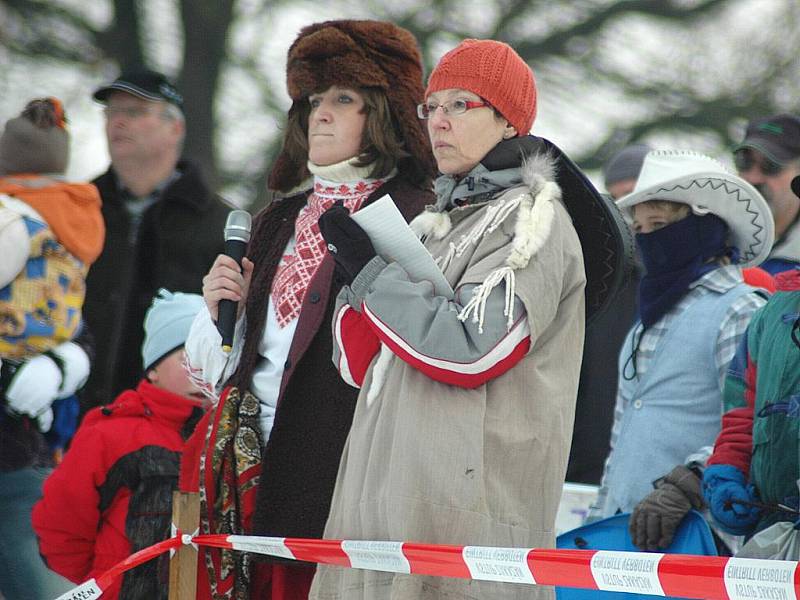 Tři králové dorazili v neděli odpoledne na Novákovic louku v Zákupech, aby v roli porotců vybrali vítěze nultého ročníku Tříkrálové sáňkovačky.