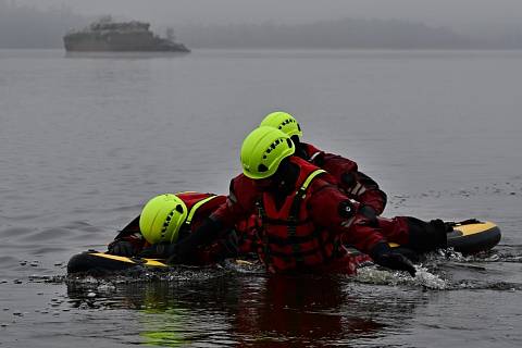 Cvičení hasičů na Máchově jezeře.