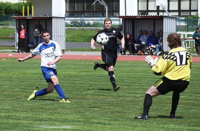 Zákupy - Staré Splavy 6:1. Štummer ml. přehazuje splavského gólmana Halgaše, ale míč skončil nad brankou.