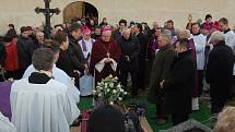 Pohřební mše svaté za Mons. Josefa Stejskala se účastnili jeho nejbližší příbuzní, přátelé, farníci, obyvatelé a zástupci obcí z jeho farností.