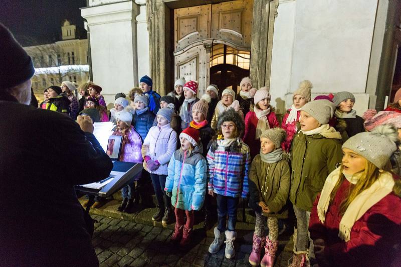 U novoborského kostela Nanebevzetí Panny Marie se na akci Česko zpívá koledy sešlo přes sto lidí.
