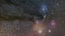 Mléčná dráha v souhvězdí Štíra je plná hvězd a různě barevných mlhovin. Jasná oranžová hvězda Antares nasvětluje oblaka prachu, vpravo od ní jsou dvě kulové hvězdokupy. Dále jsou zde růžové mlhoviny s tvorbou nových hvězd, modrá mlhovina odrážející světlo