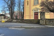 Schody u kostela Narození Panny Marie v České Lípě se dočkají opravy. Město je získalo do svého majetku od církve.