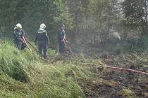 Série požárů v přírodě začala již ve čtvrtek, kdy hasiči bojovali s plameny nedaleko Jestřebí.  