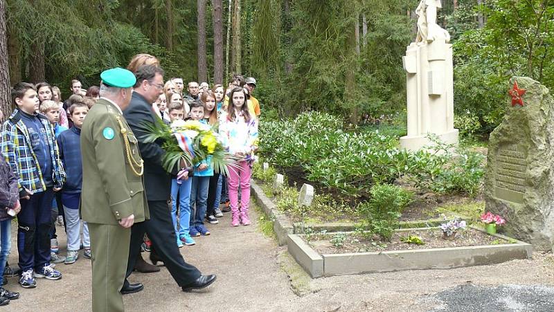  U památníku druhého odboje na Lesním hřbitově v Novém Boru se ve čtvrtek uskutečnil pietní akt u příležitosti 71. výročí konce druhé světové války. 