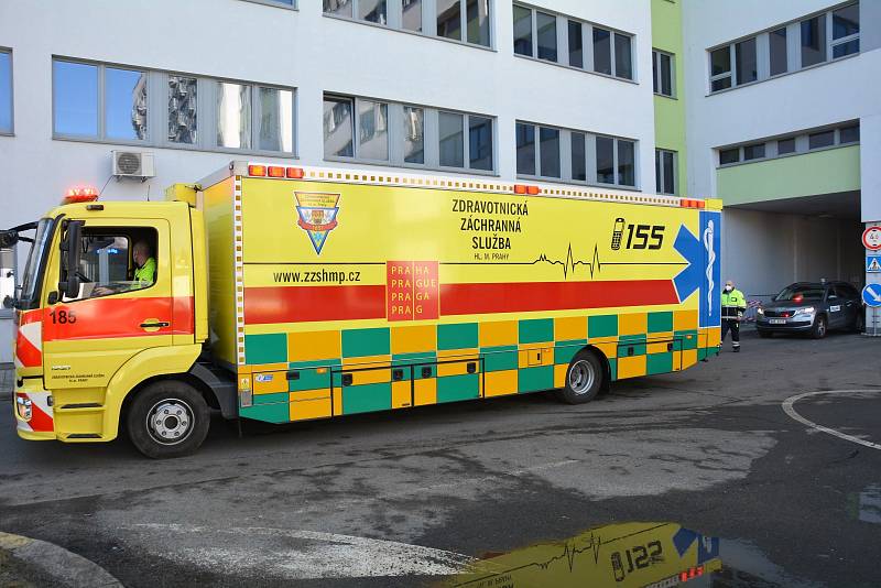 Velkokapacitní sanitka Zdravotnické záchranné služby hlavního města Prahy zvaná Fénix si přijela pro pět covid pozitivních pacientů do českolipské nemocnice