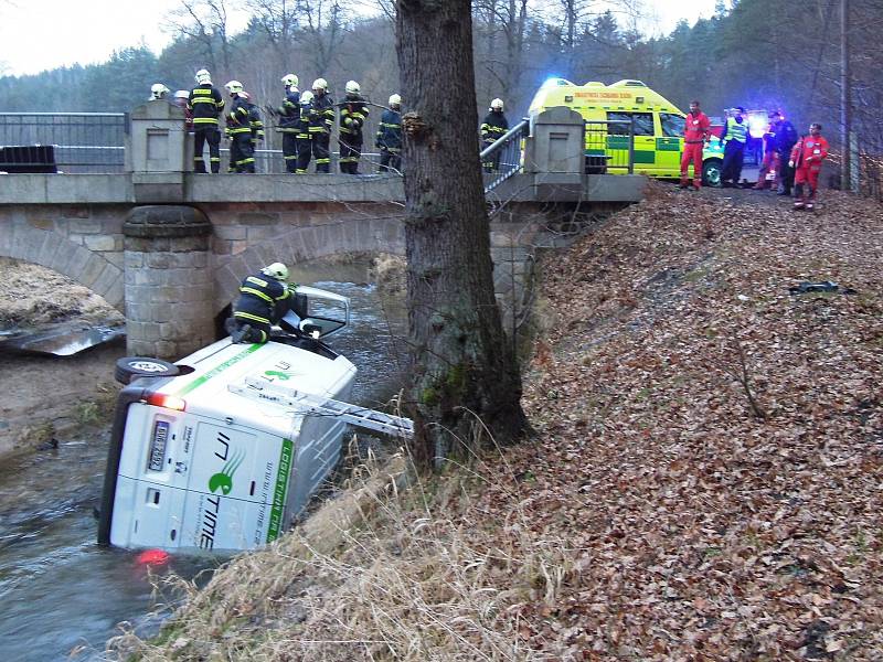 Ford Transit s mladým řidičem spadl v pondělí ze čtyřmetrové výšky do řeky Svitávka v Zákupech.