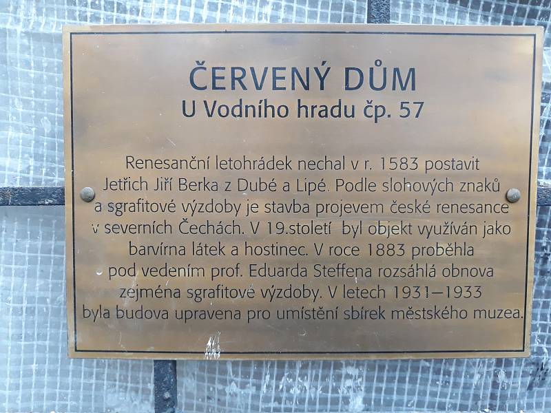 Letohrádek nazývaný Červený zámeček nebo Červený dům v centru České Lípy, italská renesance. Spravuje ho Vlastivědné muzeum a galerie Česká Lípa, které uvnitř má depozitáře a dílny.