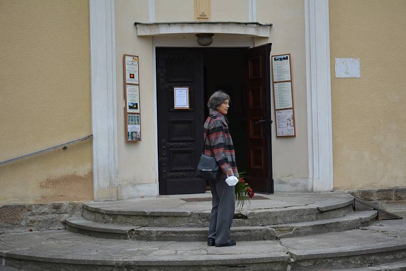 Ze slavnostního rozloučení se zesnulým Břetislavem Vojtíškem v kostele M. Jana Husa v České Lípě.