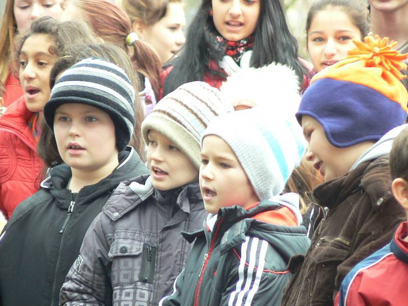 ZŠ A MŠ MÍROVÁ MIMOŇ. Vzhledem k tomu, že velká část dětí do školy dojíždí, byla škole udělena výjimka a koledy si tak školáci zazpívali již v poledne. Akce byla zdařilá, koledy zpívalo zhruba 350 dětí.