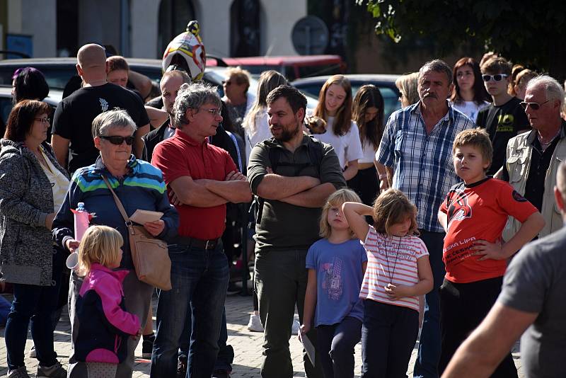 Cvikov se bavil vepřovými hody.