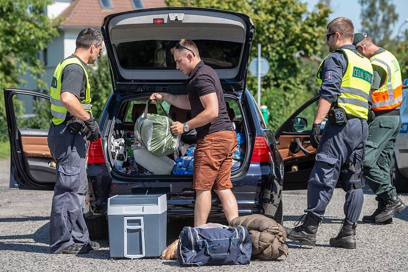 Celní správa kontroluje automobily mířící na festival Mácháč, zda lidé nevezou drogy.