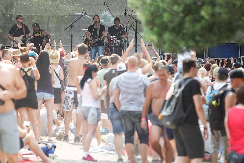 Hudba, pohoda i déšť. Sobotní festival Rozmarné léto na pláži Klůček u Máchova jezera nabídl vše, co k takové pravé letní akci patří.