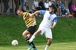 Holany - Stráž nad Nisou 3:0. Domácí Onřej Vacek (vlevo) v souboji s Michalíkem.