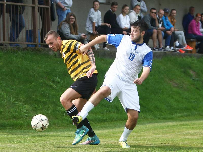 Holany - Stráž nad Nisou 3:0. Domácí Onřej Vacek (vlevo) v souboji s Michalíkem.