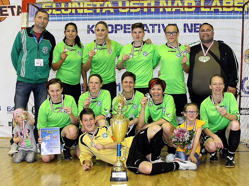  Historický úspěch v podobě zisku cenných stříbrných medailí z finálového turnaje mistrovství České republiky futsalistek vybojovaly hráčky českolipského klubu FC Démoni. 