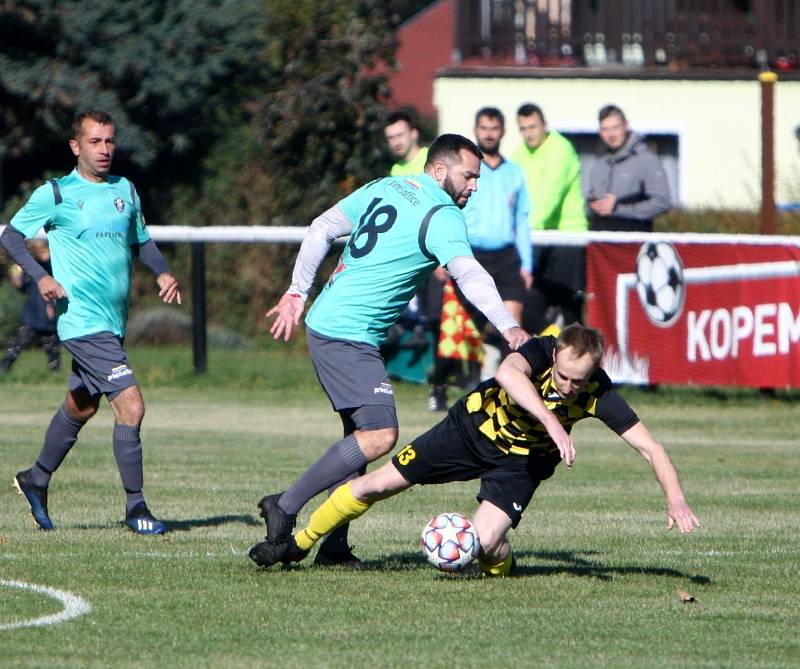 Jestřebí (černé dresy) vyhrálo na půdě Sosnové 2:0.