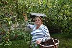 Michaela Bílková v zahradě chalupy v Blíževedlech u Úštěku, kde vaří marmelády.