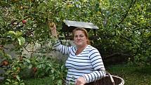 Michaela Bílková v zahradě chalupy v Blíževedlech u Úštěku, kde vaří marmelády.