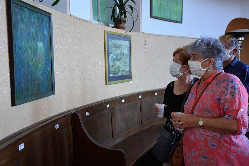 V českolipském Městském parku, v kostele Mistra Jana Husa, začala výstava obrazů Reginy Šišmišové