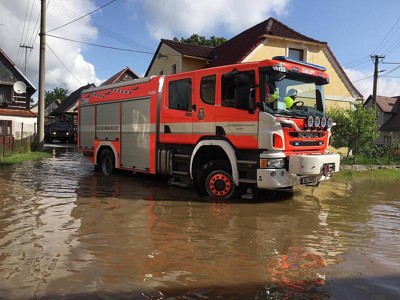 Povodně zaměstnaly i dobrovolné hasiče v Zákupech.