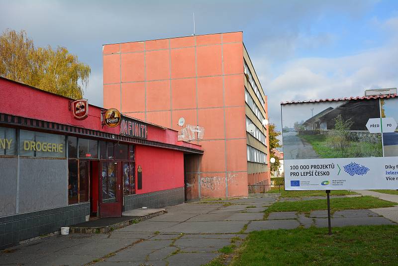 Zapálené svíčky a květiny přibývají u vchodu do panelového domu na malém sídlišti v českolipské čtvrti Kopeček. Sousedé zde takto uctívají památku osmadvacetileté Venduly.