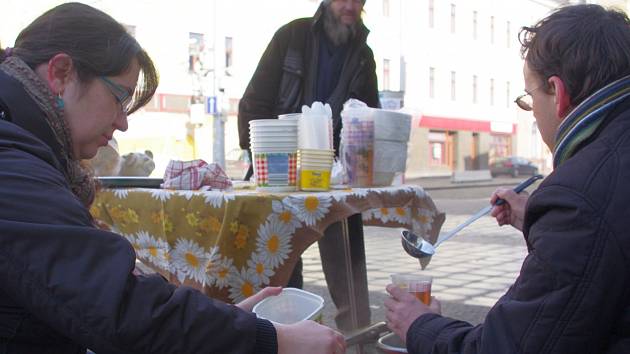 Food not Bombs aneb Jídlo místo zbraní je iniciativa, jejíž dobrovolníci už od roku 1988 pracují v městských parcích, na ulicích a v jídelnách.
