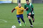 Krajský přebor starších žáků: na Lokomotivě se představil Jablonec. : Martin Babic v souboji s Tomášem Tesařem.