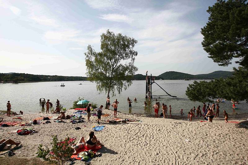 Kdo chtěl přežít, šel k vodě. Máchovo jezero mělo necelých 25 stupňů.