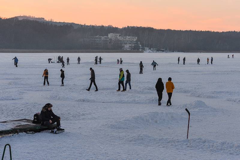 Zamrzlé Máchovo jezero.