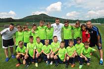 Účastníci prvního turnusu Fotbalového kempu mládeže 2014, včetně patrona Tomáše Fabiána. 