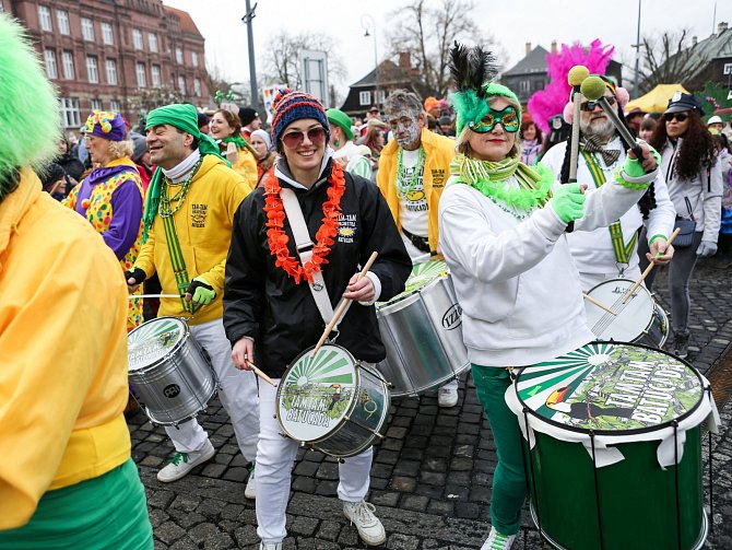 Tradiční masopust ve stylu brazilského karnevalu přilákal tisíce lidí a bylo se na co dívat. Kromě průvodu plného více jak dvou set masek nechyběl závod Historická lyže.