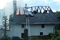 Úmyslené zapálení stálo za požárem rodinného domu v Kunraticích u Cvikova ze 4. června 2008. Škoda? 3 a půl milionu korun.