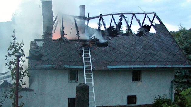 Úmyslené zapálení stálo za požárem rodinného domu v Kunraticích u Cvikova ze 4. června 2008. Škoda? 3 a půl milionu korun.