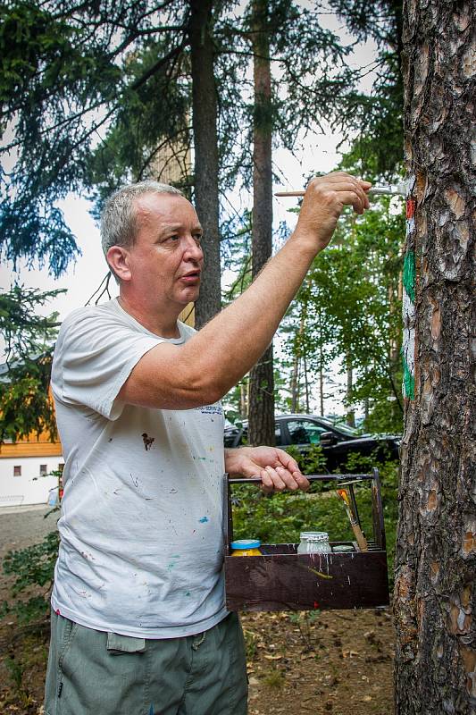 Jaromír Růžička, člen klubu českých turistů, provádí značení turistické trasy ve Sloupu v Čechách na Českolipsku. Snímek je z 5. července.