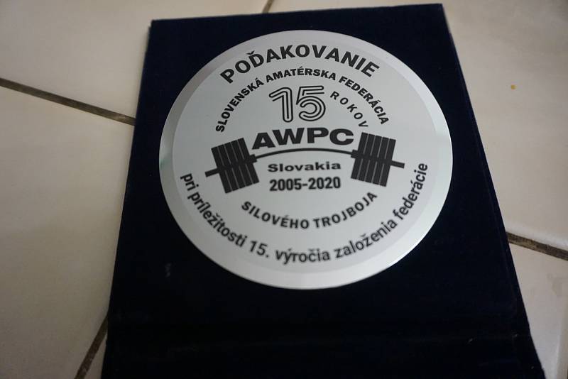 Slovenská asociace AWPC udělila Karlovi ocenění za skleněné trofeje na závody, které jim často a rád vyrábí ve vlastní brusírně.