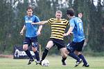 Holany - Frýdlant B 3:0. Domácí Zlatníček se snaží proniknout mezi Dědkem a Pleskačem.