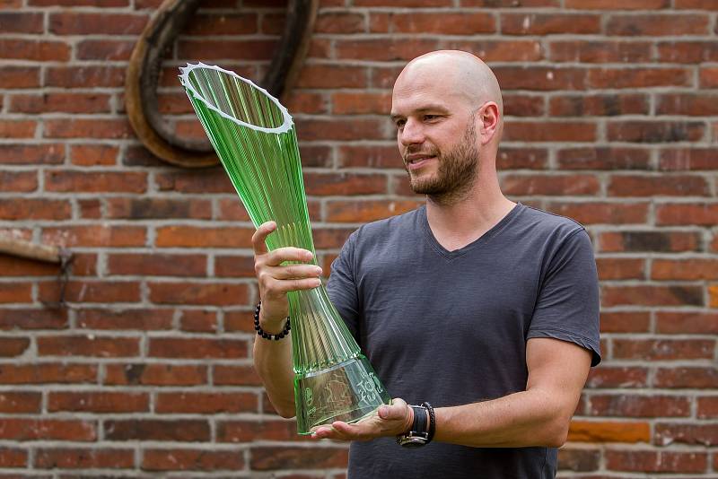 Letošní trofeje pro vítěze cyklistického závodu Tour de France navrhl již po několikáté designér Peter Olah (na snímku z 19. července) a opět je vyrobila česká společnost Lasvit ve sklárnách v Lindavě na Českolipsku.