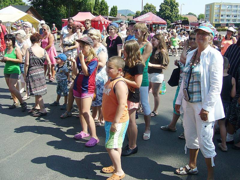 Na letní slavnosti do Dubé se sjely hvězdy šoubyznysu. Nechyběly atrakce a stánky a o osvěžení se postarali místní hasiči.