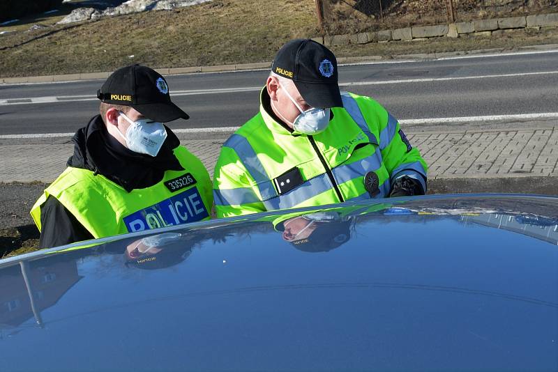 Policejní hlídka u uzavřeného motorestu na Práchni. Úterý 2. března