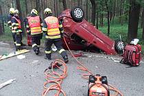 U Provodína na Českolipsku skončilo auto v příkopu. Pro zraněnou osobu vzlétl vrtulník.