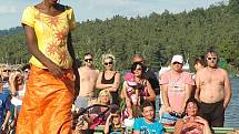 Dvaatřicet dívek, ale i jedenadvacet mužů se v úterý představilo v Doksech u Máchova jezera na show, která uzavřela víkendové klání o nejkrásnější neslyšící dívku i muže. 